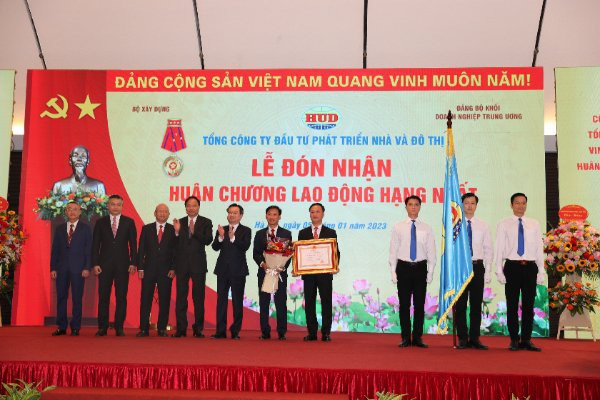 Bộ trưởng Bộ Xây dựng Nguyễn Thanh Nghị biểu dương những thành tích Tổng Cty HUD đạt được trong năm 2022, doanh thu tăng trưởng 131%, lợi nhuận tăng trưởng 150%; nộp NSNN tăng trưởng hơn 500% so với thực hiện 2021