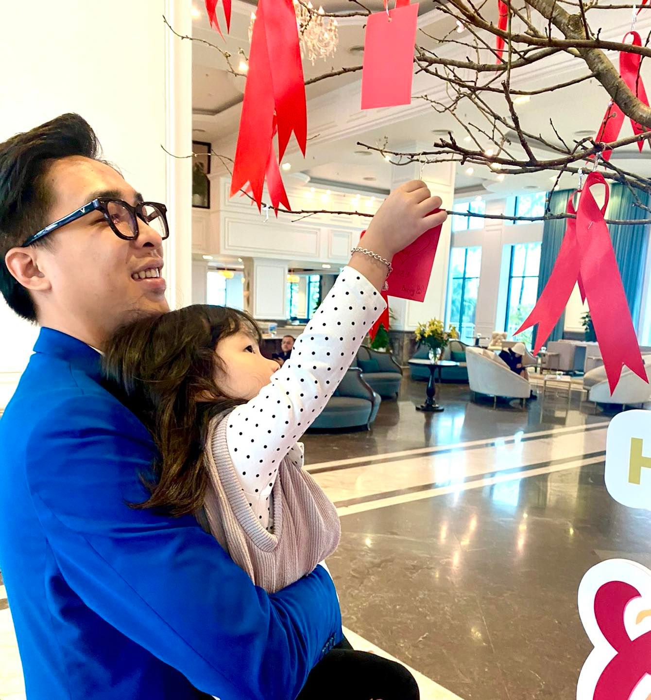 Du khách gửi gắm những mong muốn về năm mới bình an lên cây Nguyện Ước.