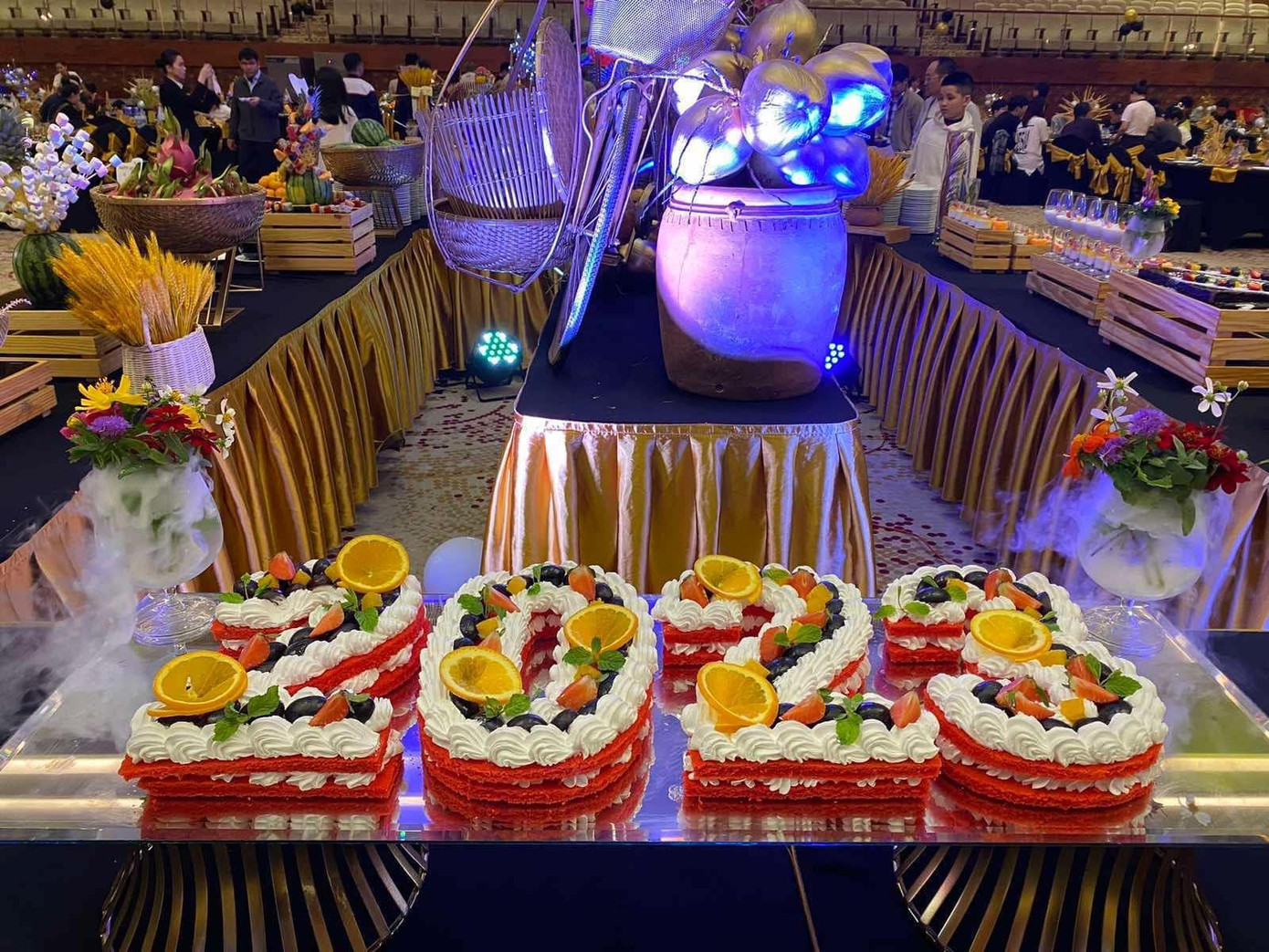 Tiệc buffet tại FLC Hotels &amp; Resorts gây thích thú cho du khách với không gian ẩm thực sáng tạo và nhiều lựa chọn phong phú.