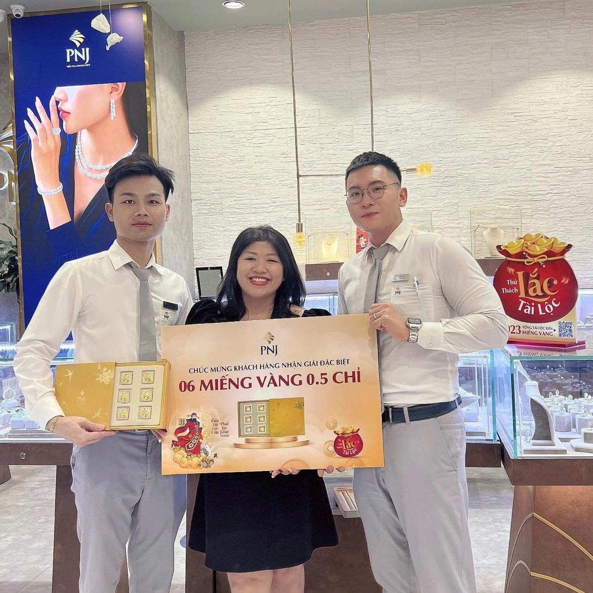 Hình ảnh khách hàng nhận giải đặc biệt từ “Thử Thách Lắc Tài Lộc”. Hình ảnh khách hàng nhận giải đặc biệt từ “Thử Thách Lắc Tài Lộc”.