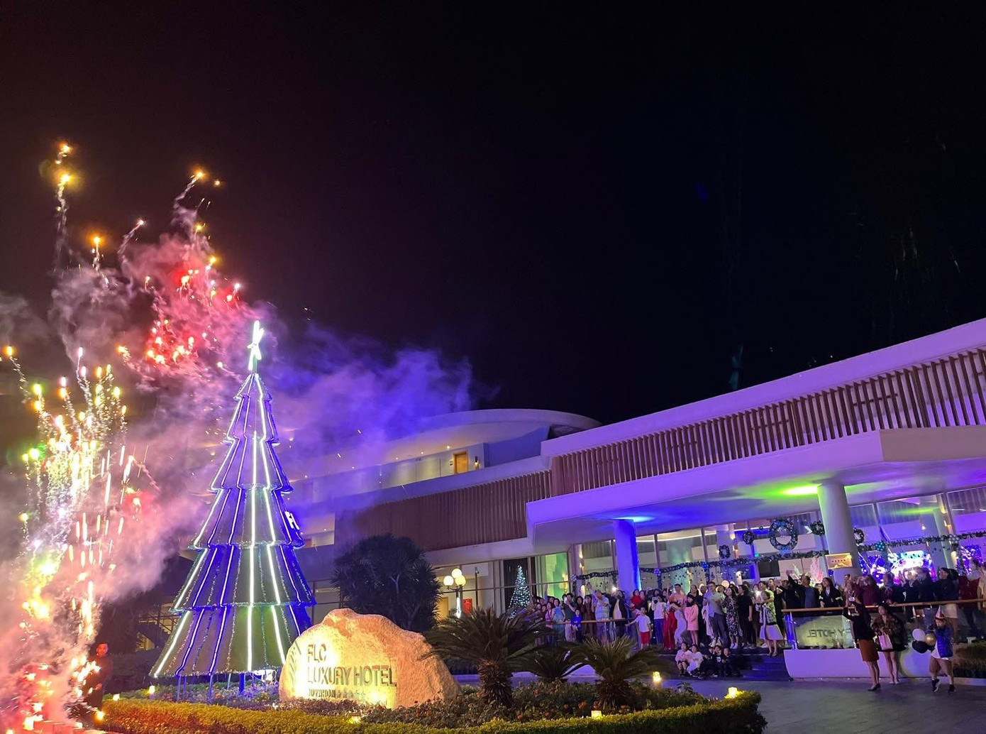 Hàng trăm du khách cùng hô vang “Chúc mừng năm mới” khi pháo hoa rực rỡ bên bờ biển Quy Nhơn.