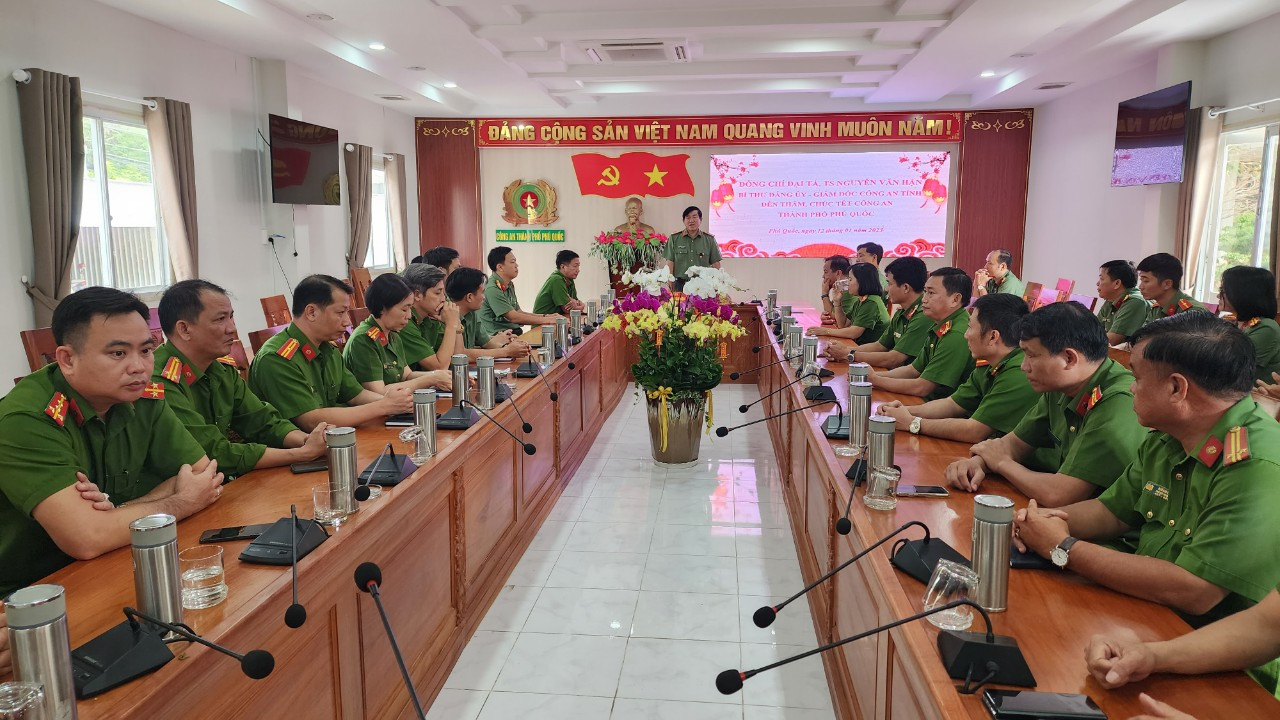 Đại tá Nguyễn Văn Hận, Giám đốc Công an tỉnh Kiên Giang chúc Tết cán bộ, chiến sĩ Công an TP. Phú Quốc.