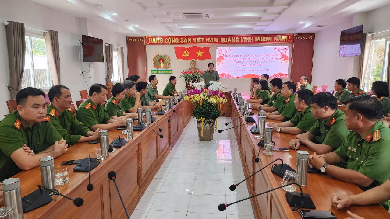 Đại tá Nguyễn Văn Hận, Giám đốc Công an tỉnh Kiên Giang chúc Tết cán bộ, chiến sĩ Công an TP. Phú Quốc.