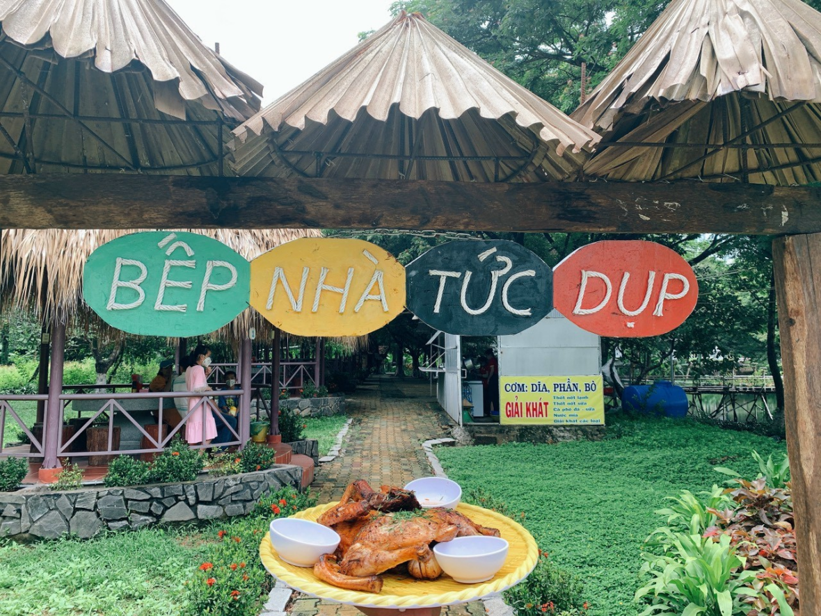 Gà Đốt thơm lừng tại Bếp nhà Tức Dụp Gà Đốt thơm lừng tại Bếp nhà Tức Dụp