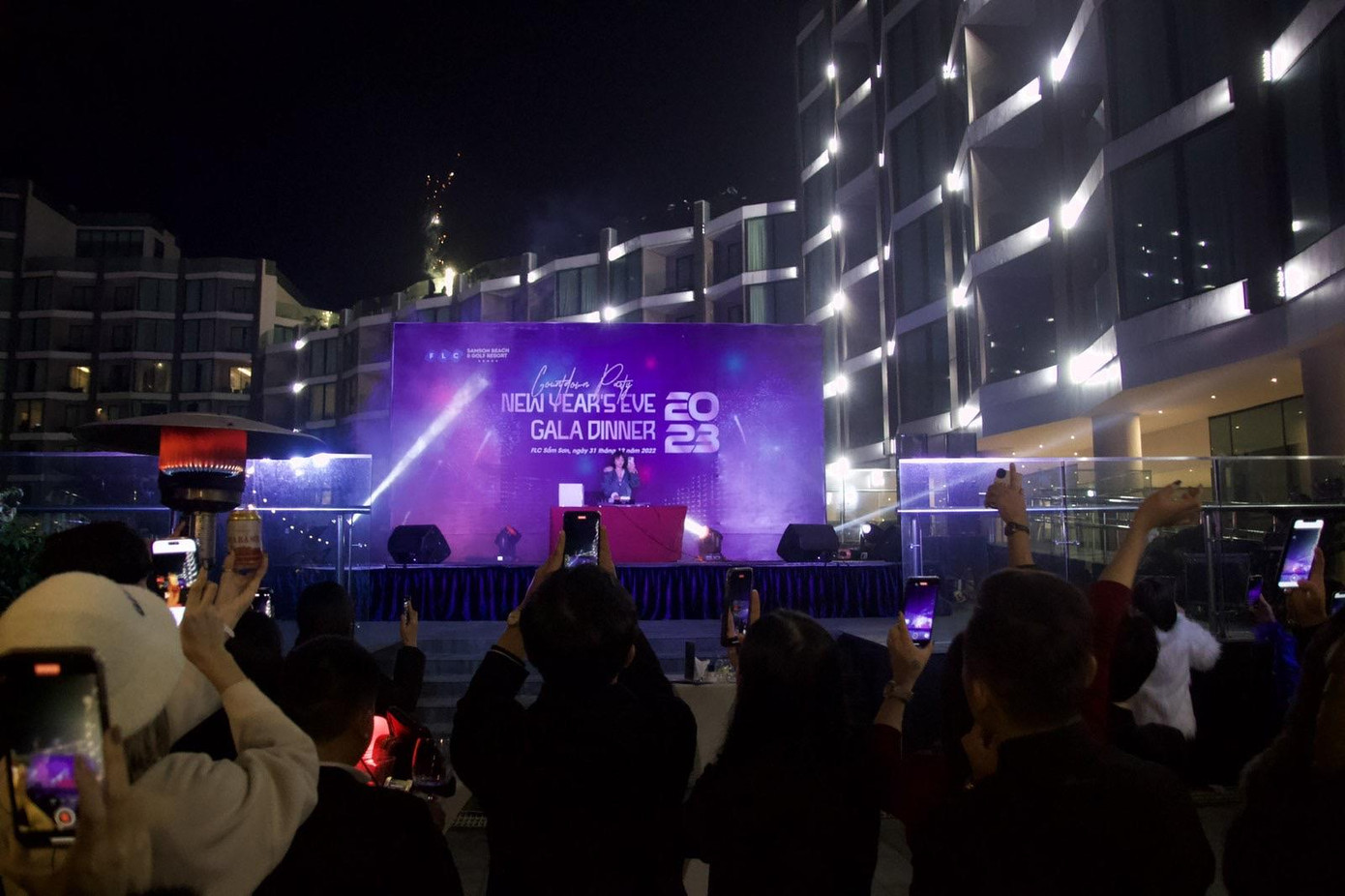 Lễ Countdown bên bể bơi vô cực tại FLC Sầm Sơn thu hút đông đảo du khách tham dự.