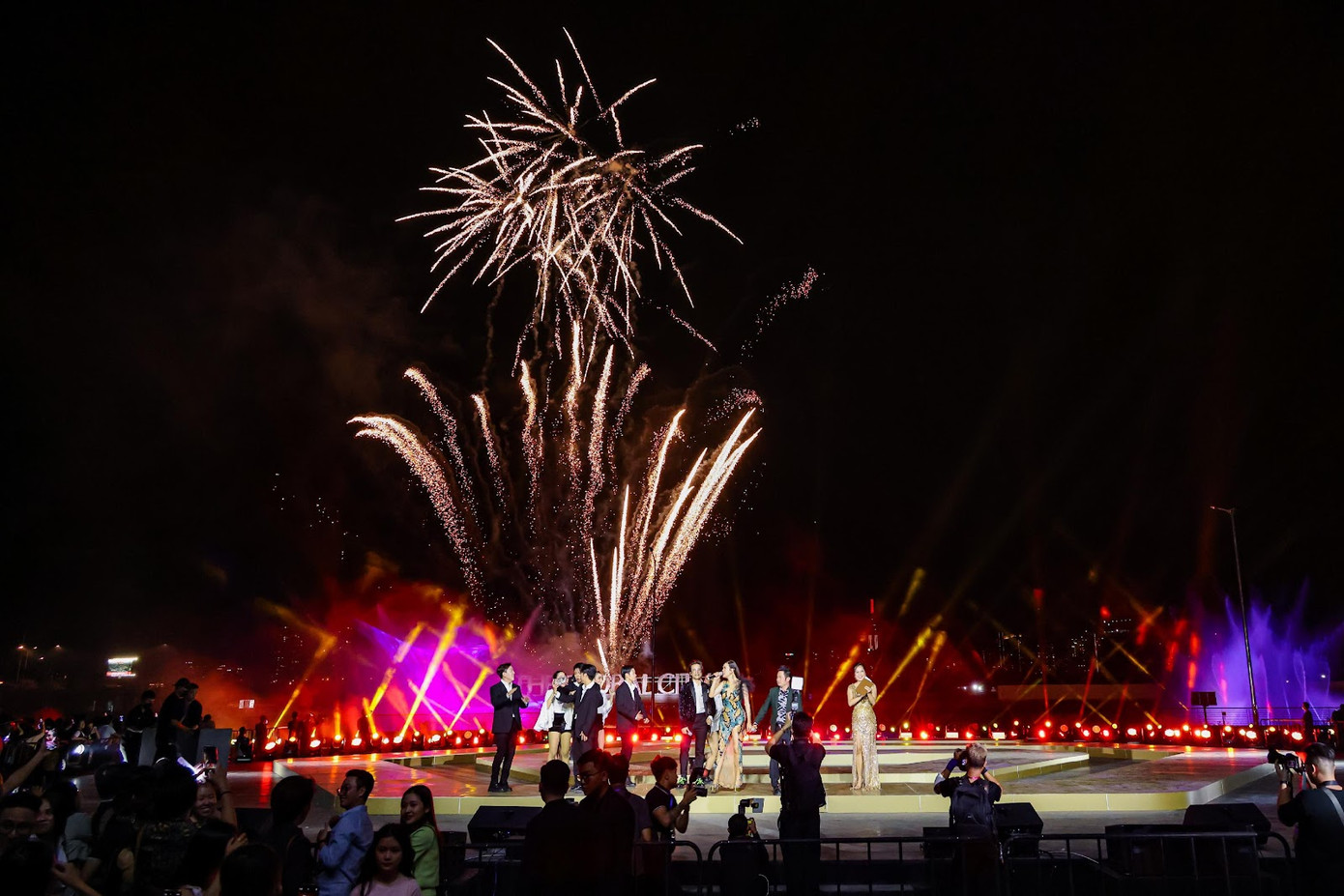 Lần đầu tiên tổ chức, Luxury Countdown Party mang lại những cảm xúc ấn tượng, thu hút hàng ngàn người đến với Trung tâm mới.