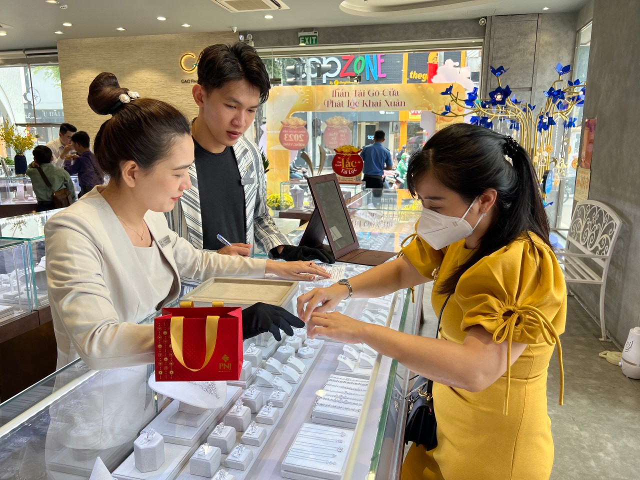 Khách hàng mua sắm tại cửa hàng PNJ Khách hàng mua sắm tại cửa hàng PNJ