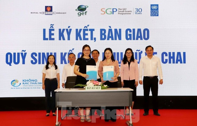 Đại diện Chương trình UNDP GEF SGP cùng lãnh đạo Hội LHPN tỉnh Bình Dương thực hiện ký kết Đại diện Chương trình UNDP GEF SGP cùng lãnh đạo Hội LHPN tỉnh Bình Dương thực hiện ký kết