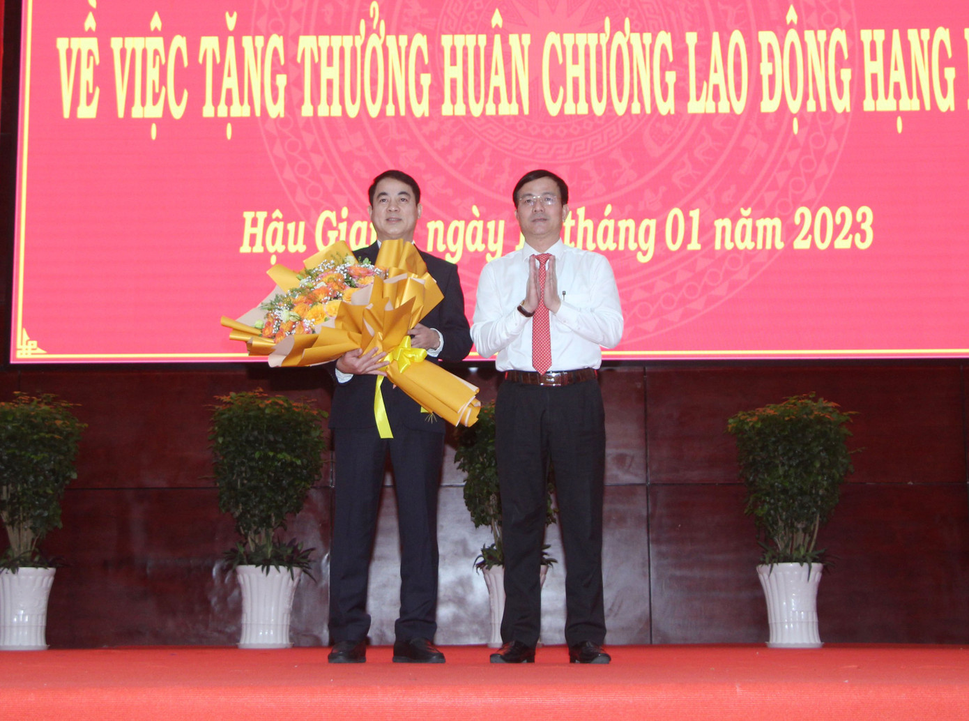 Ông Trần Văn Huyến – Phó Bí thư Thường trực Tỉnh ủy, Chủ tịch HĐND tỉnh Hậu Giang tặng hoa chúc mừng Bí thư Nghiêm Xuân Thành. Ông Trần Văn Huyến – Phó Bí thư Thường trực Tỉnh ủy, Chủ tịch HĐND tỉnh Hậu Giang tặng hoa chúc mừng Bí thư Nghiêm Xuân Thành.