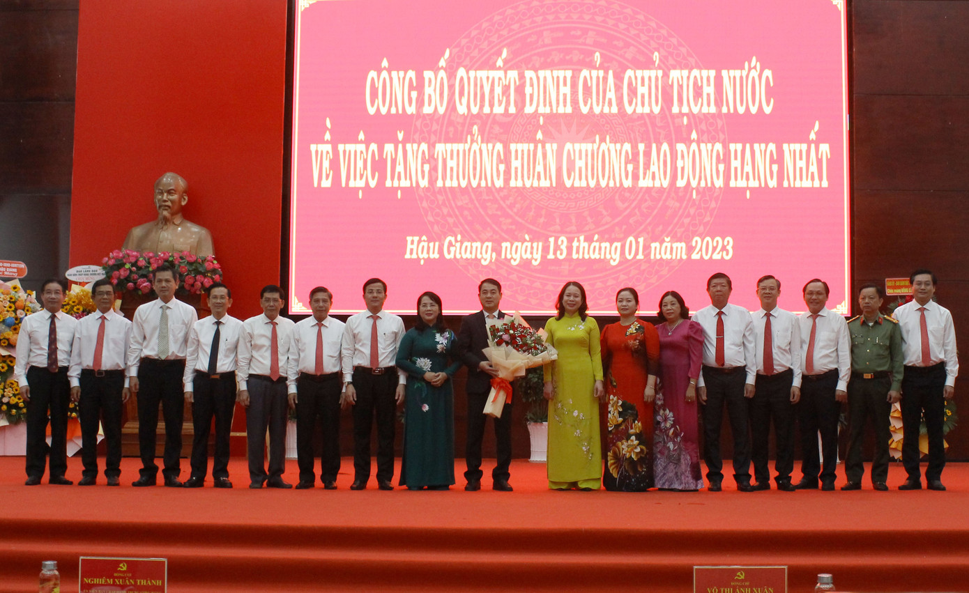 Phó Chủ tịch nước Võ Thị Ánh Xuân chụp ảnh lưu niệm với Ban Thường vụ Tỉnh ủy Hậu Giang. Phó Chủ tịch nước Võ Thị Ánh Xuân chụp ảnh lưu niệm với Ban Thường vụ Tỉnh ủy Hậu Giang.