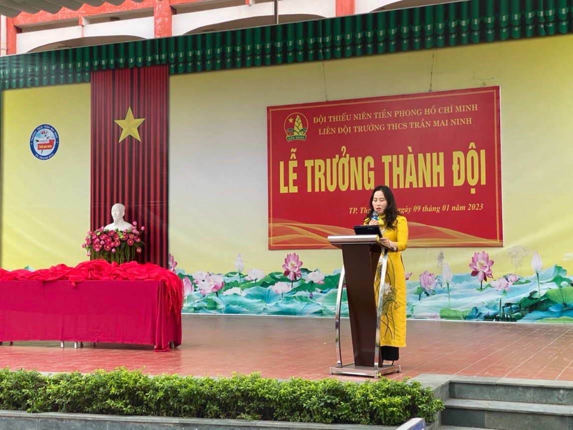 Cô Trần Thị Phương Lan, Hiệu trưởng Trường THCS Trần Mai Ninh xúc động, tâm sự, chúc mừng học trò trong Lễ trưởng thành Đội.