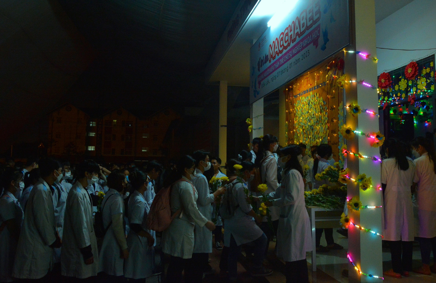 Thầy cô, y, bác sĩ, sinh viên dâng hương, dâng hoa tri ân