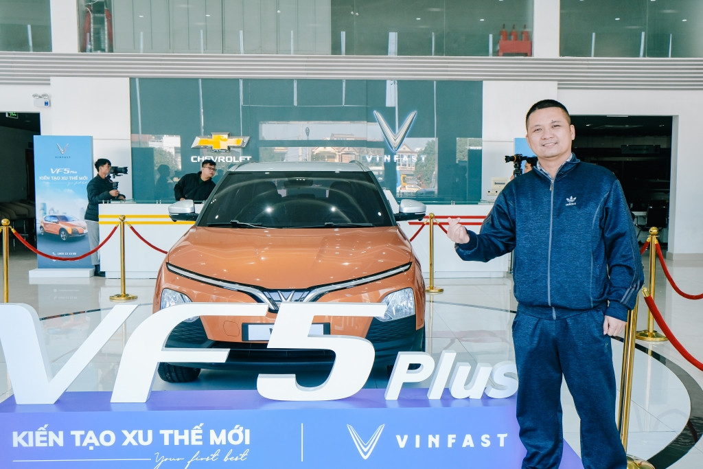 Anh Nguyễn Bá Phong (Vinh, Nghệ An) đang dự định mua VF 5 Plus làm chiếc xe điện thứ hai của gia đình.
