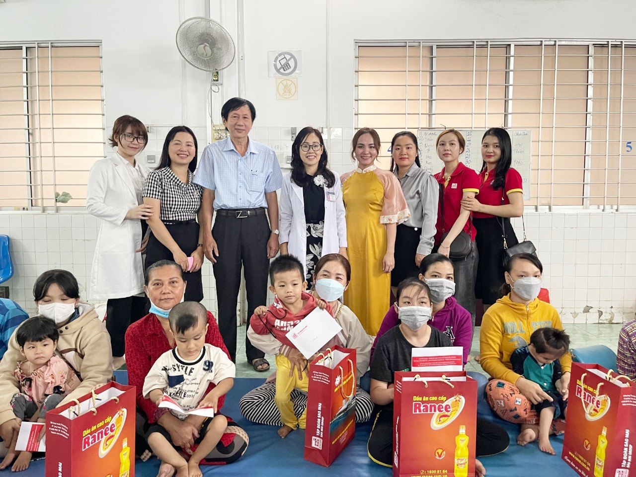 Sao Mai tiếp tục mang mùa xuân ấm áp cho các bệnh nhi có hoàn cảnh khó khăn