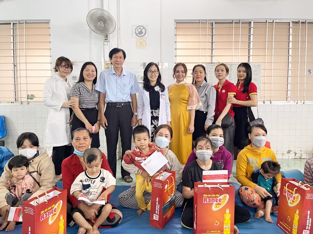 Sao Mai tiếp tục mang mùa xuân ấm áp cho các bệnh nhi có hoàn cảnh khó khăn Sao Mai tiếp tục mang mùa xuân ấm áp cho các bệnh nhi có hoàn cảnh khó khăn