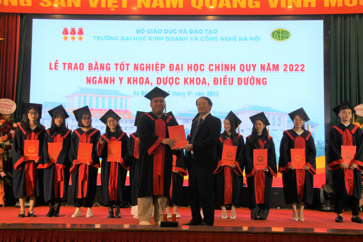 GS. TS Nguyễn Công Nghiệp, Phó Hiệu trưởng Thường trực nhà trường trao bằng TN cho các tân cử nhân