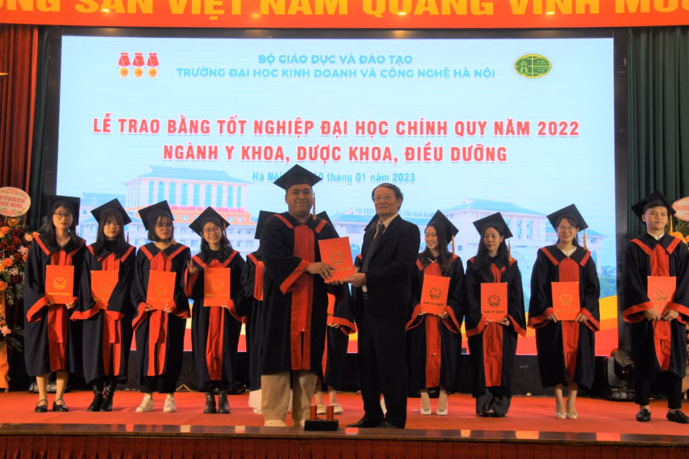 GS. TS Nguyễn Công Nghiệp, Phó Hiệu trưởng Thường trực nhà trường trao bằng TN cho các tân cử nhân