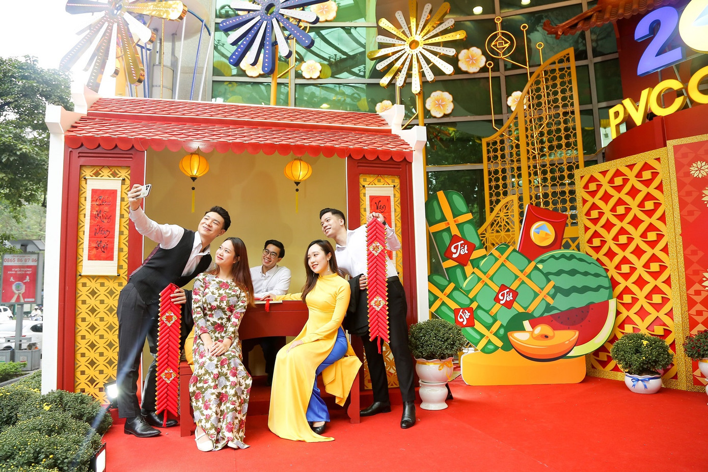 PVcomBank tái hiện sinh động những nét văn hóa truyền thống như câu đối đỏ, bánh chưng xanh, phố cổ, xin chữ ông đồ…