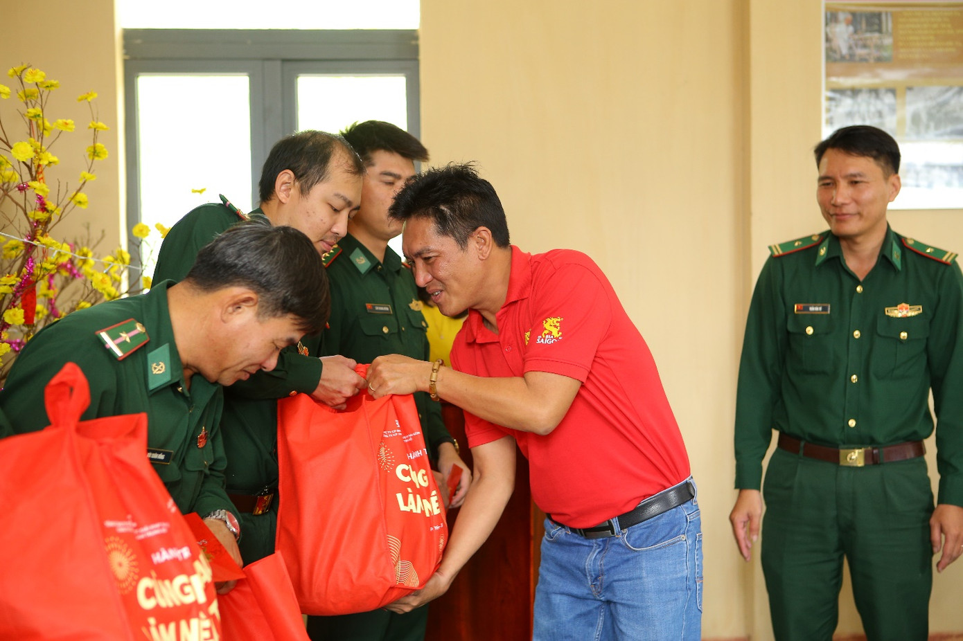 Mỗi phần quà trị giá 700.000 đồng, bao gồm 300.000 đồng tiền lì xì, các nhu yếu phẩm trong dịp Tết và bao thân tình ngày Tết được gửi gắm Mỗi phần quà trị giá 700.000 đồng, bao gồm 300.000 đồng tiền lì xì, các nhu yếu phẩm trong dịp Tết và bao thân tình ngày Tết được gửi gắm