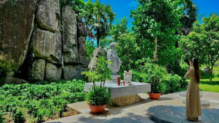 Du khách chiêm bái, lễ Phật đầu năm tại Khu tham quan