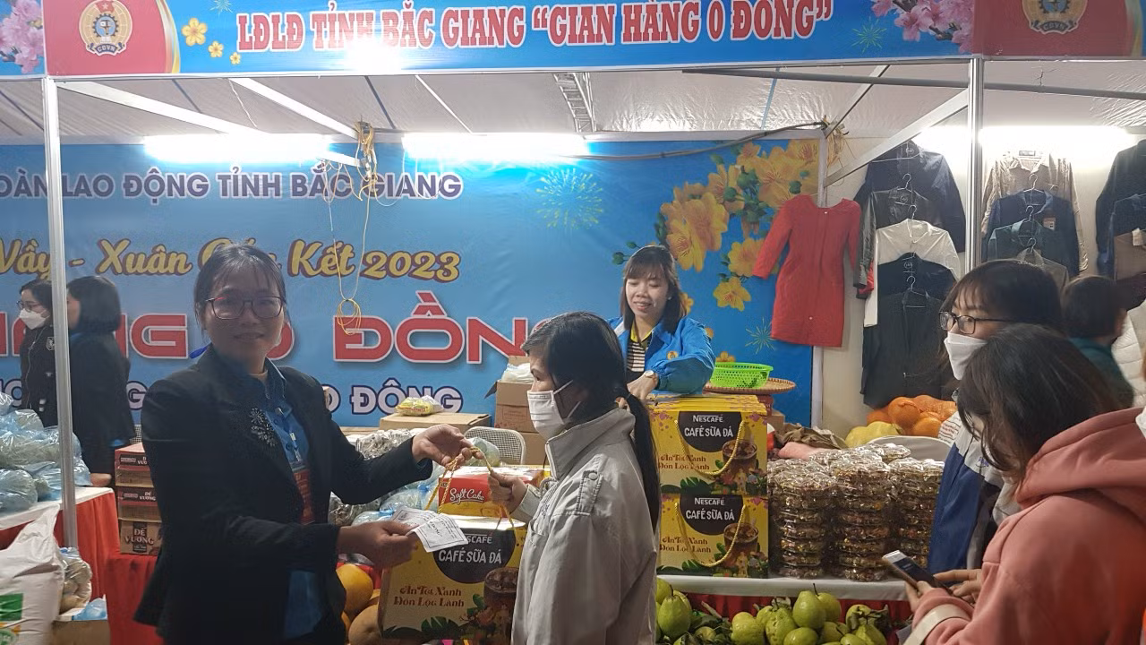 Nestlé Việt Nam đồng hành cùng Quỹ XHTT Tấm Lòng Vàng hỗ trợ quà tết đến công nhân có hoàn cảnh khó khăn