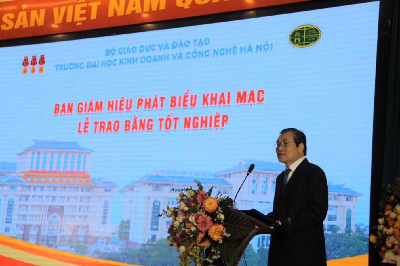 PGS. TS. Phạm Dương Châu, Phó Hiệu trưởng nhà trường phát biểu khai mạc buổi lễ