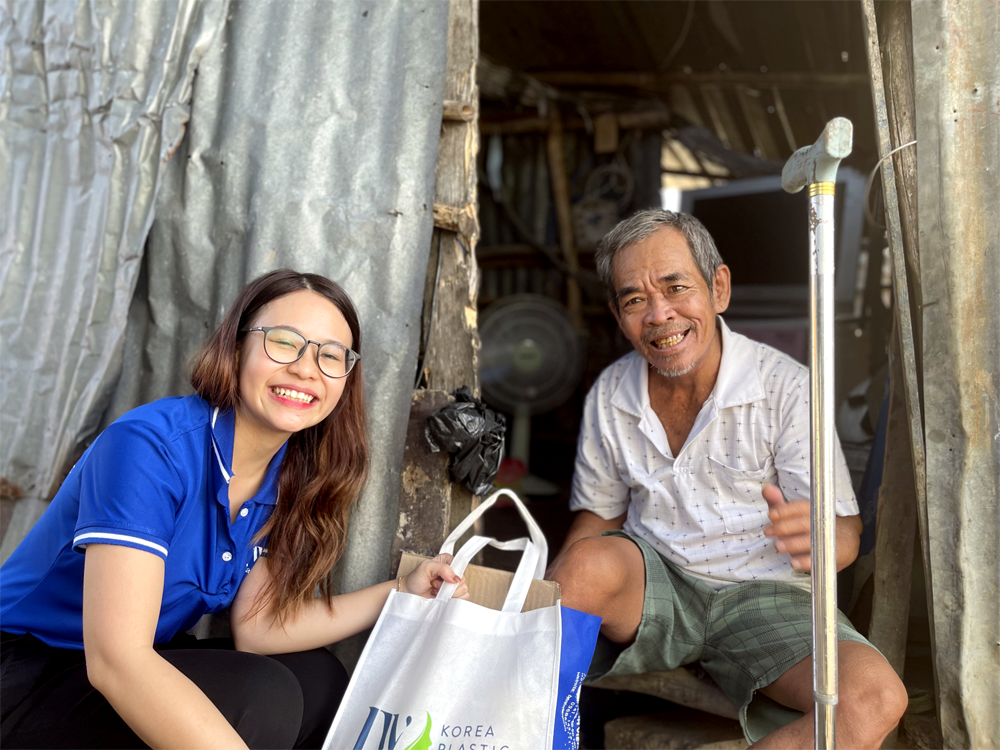 Ai cũng nở nụ cười hạnh phúc khi nhận được quà Tết của Bệnh viện JW