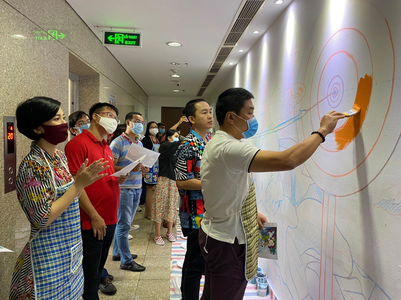 CBNV cùng nhau trang trí văn phòng CBNV cùng nhau trang trí văn phòng