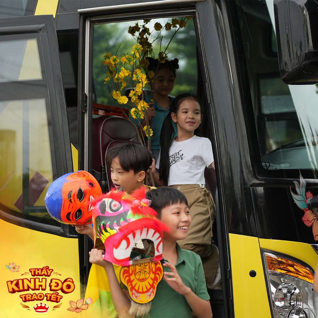 Các em nhỏ hạnh phúc đón nhận những món quà Tết thật ý nghĩa từ chuyến xe Kinh Đô trao Tết