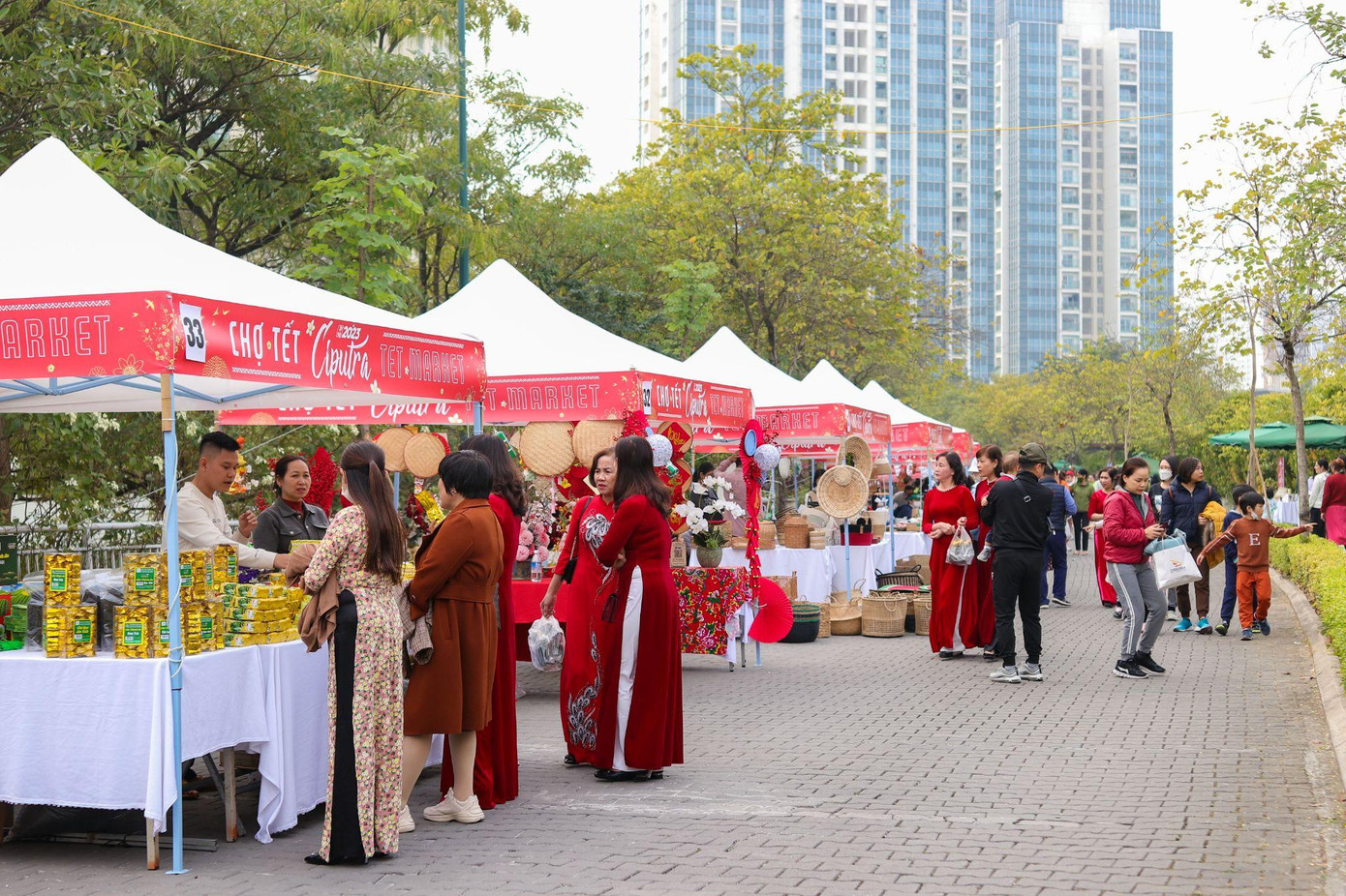 Nhiều người đi xa trở về thích đi chợ chỉ để cảm nhận không khí Tết quen thuộc từ thuở nhỏ (Ảnh Ciputra Hanoi) Nhiều người đi xa trở về thích đi chợ chỉ để cảm nhận không khí Tết quen thuộc từ thuở nhỏ (Ảnh Ciputra Hanoi)