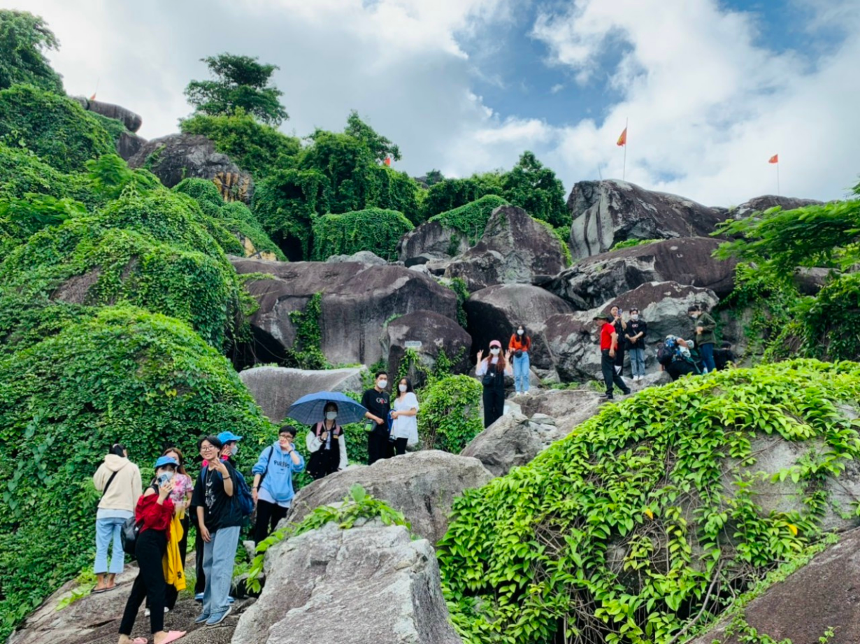 Nhiều bạn trẻ thích khám phá đỉnh đồi Nhiều bạn trẻ thích khám phá đỉnh đồi