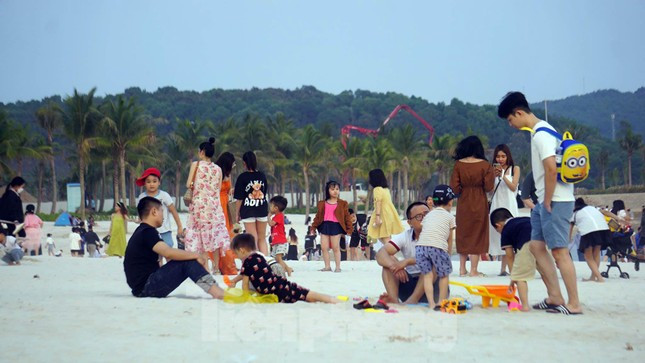 Du khách vui chơi tại bãi tắm nhân tạo ở Đồ Sơn Du khách vui chơi tại bãi tắm nhân tạo ở Đồ Sơn