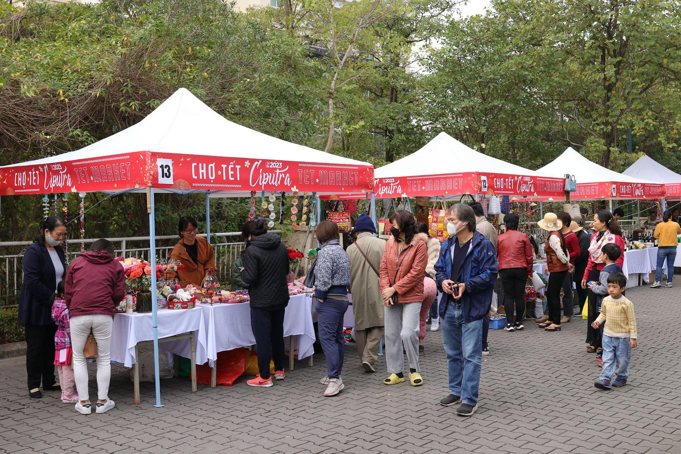 Ngay cả trong những khu đô thị hiện đại, Chợ Tết cũng được tổ chức với nhiều mặt hàng đa dạng (Chợ Tết tại KĐT Ciputra Hanoi) Ngay cả trong những khu đô thị hiện đại, Chợ Tết cũng được tổ chức với nhiều mặt hàng đa dạng (Chợ Tết tại KĐT Ciputra Hanoi)