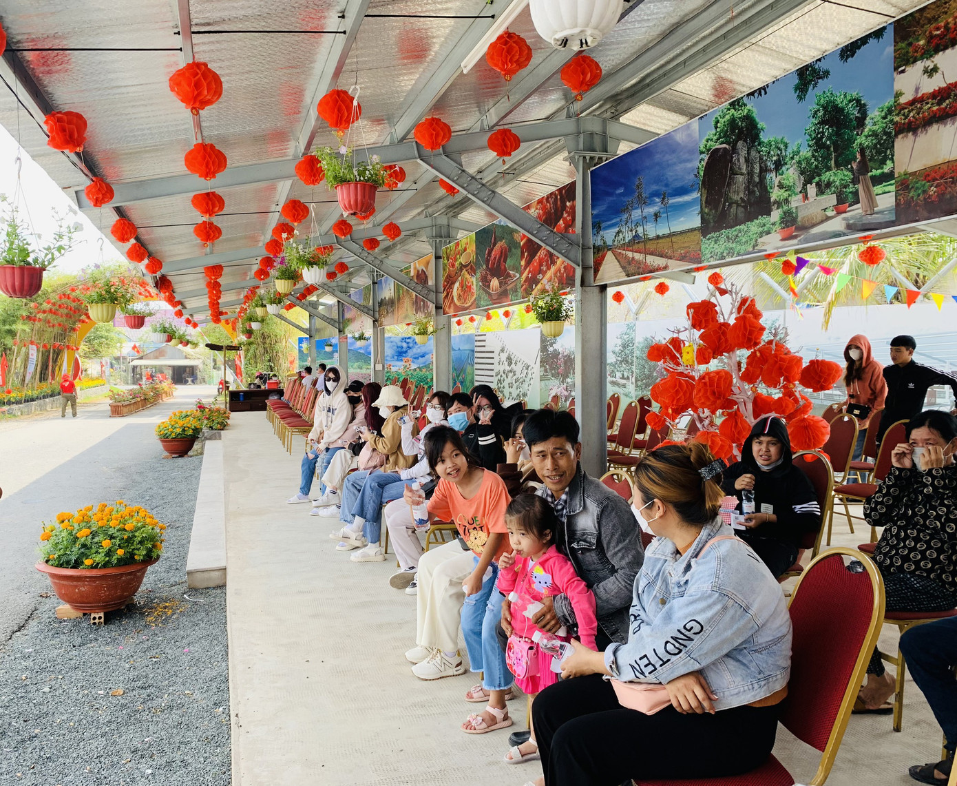 Từ sáng sớm, khu tham quan bắt đầu dập dìu du khách