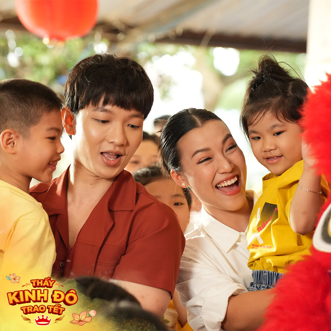 Ca sĩ Hoàng Dũng và Á hậu - MC Hoàng Oanh trên chuyến xe Kinh Đô trao Tết ý nghĩa đến trẻ em kém may mắn