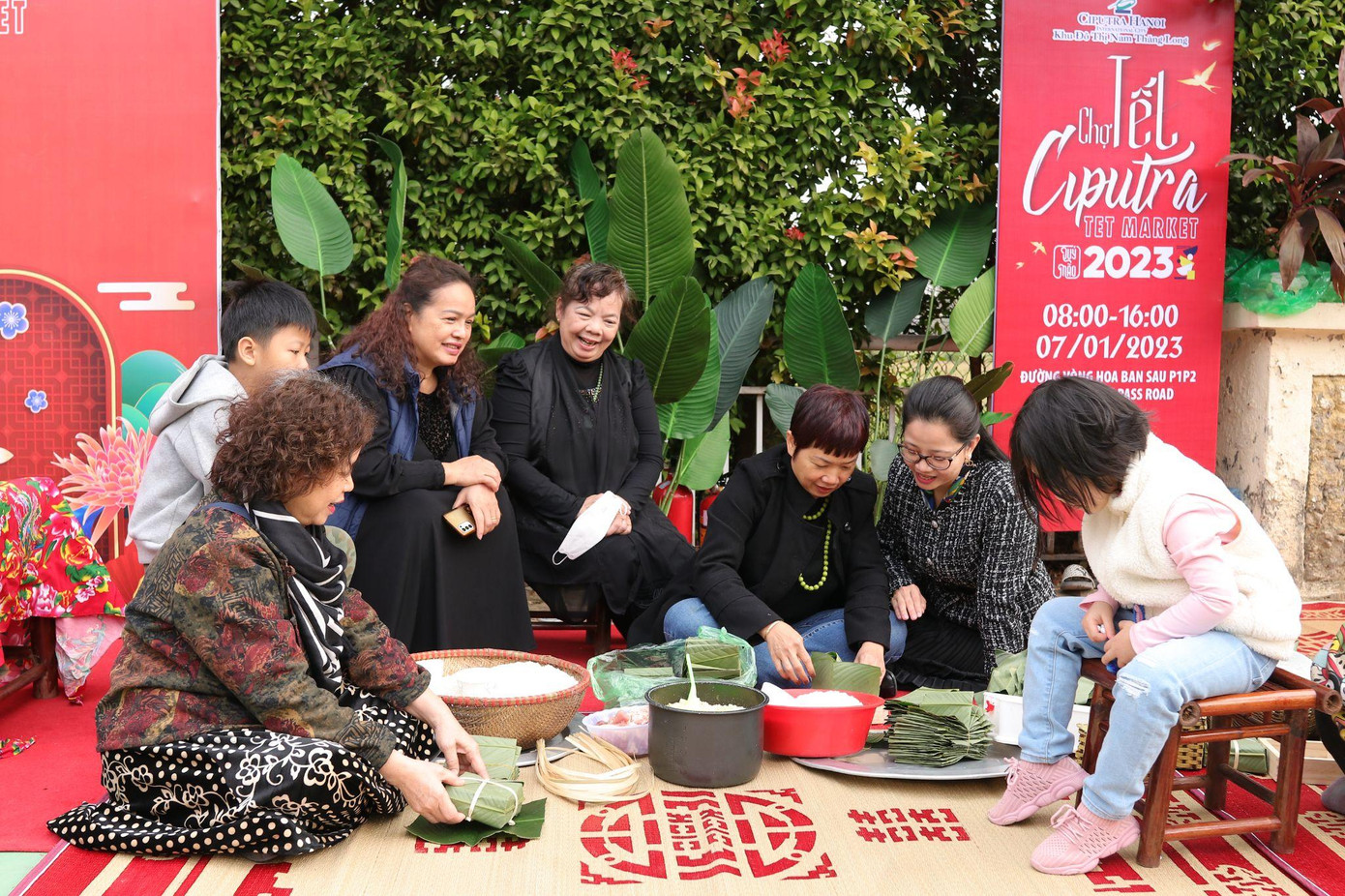 Một góc hướng dẫn gói bánh Chưng tại Chợ Tết Ciputra Hanoi Một góc hướng dẫn gói bánh Chưng tại Chợ Tết Ciputra Hanoi