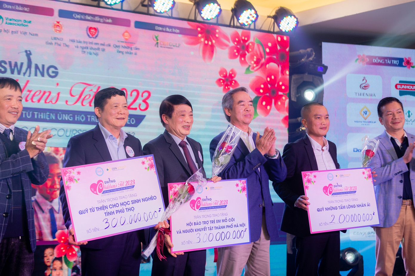 800 triệu đồng được trao cho 3 Quỹ đồng hành để thực hiện các dự án thiện nguyện ý nghĩa vì trẻ em 800 triệu đồng được trao cho 3 Quỹ đồng hành để thực hiện các dự án thiện nguyện ý nghĩa vì trẻ em