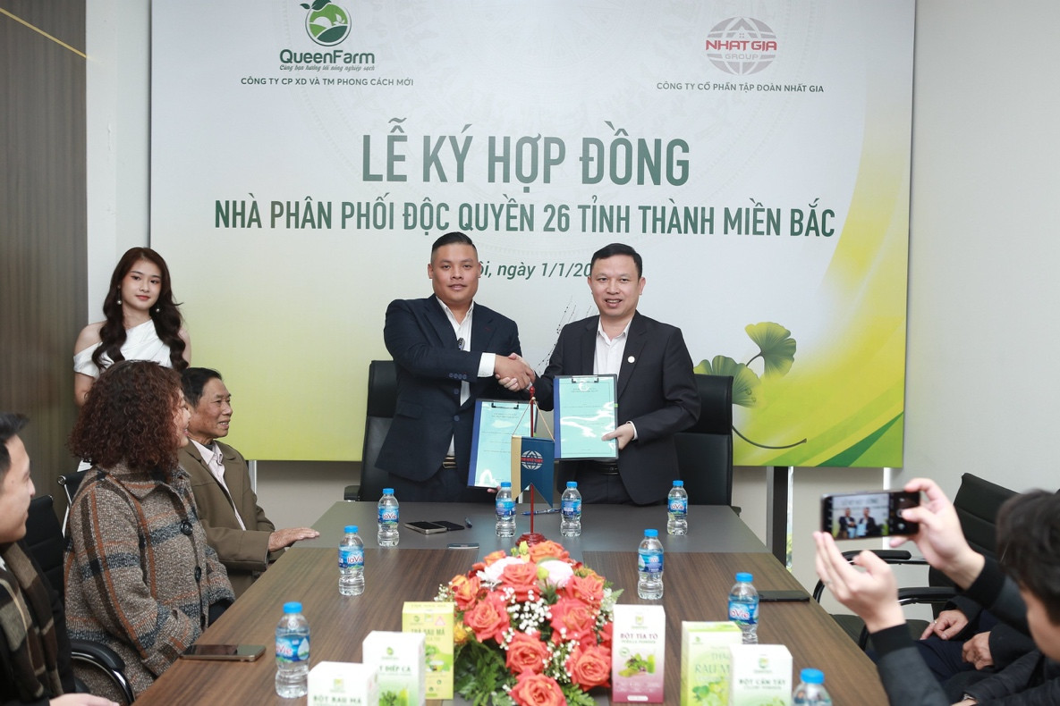 Ông Bùi Ngọc Kiên (bên trái) và ông Trần Văn Tân (bên phải) thực hiện ký kết Ông Bùi Ngọc Kiên (bên trái) và ông Trần Văn Tân (bên phải) thực hiện ký kết