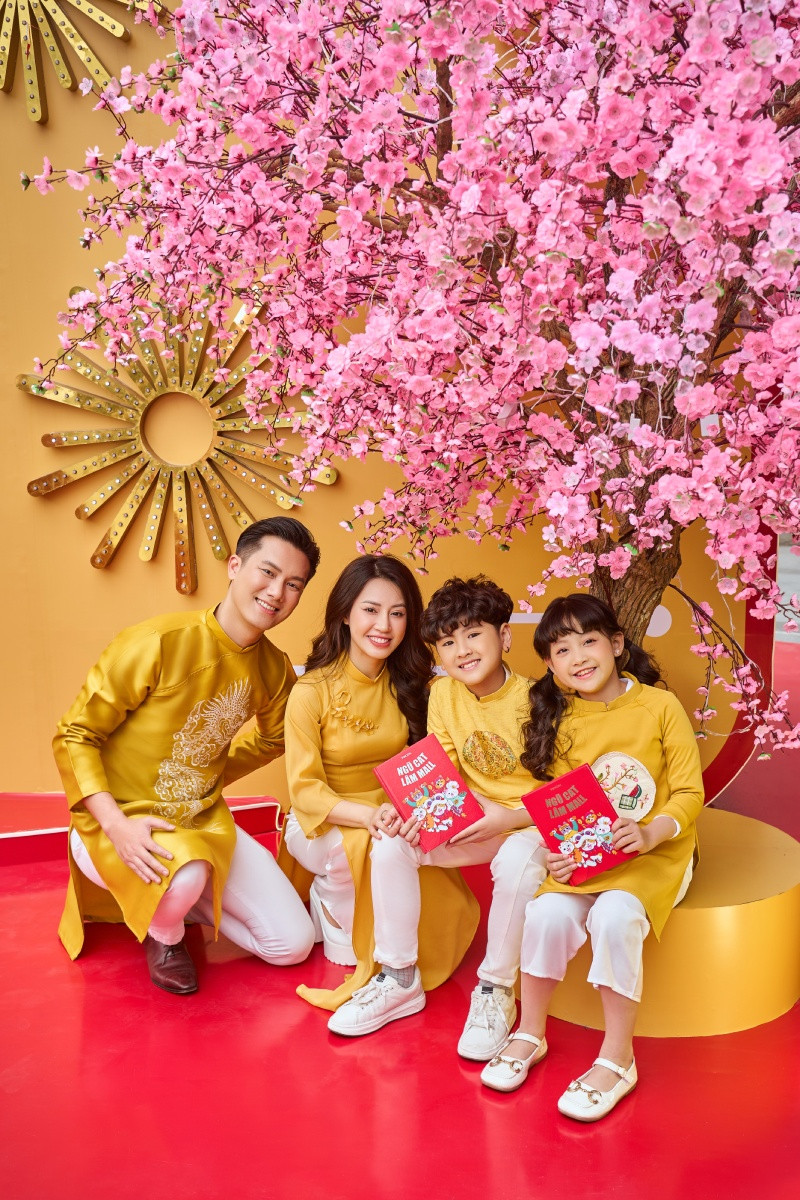 Vincom Center Landmark 81 với decor hoa trạng nguyên, tiền vàng rực rỡ là điểm hẹn “sống ảo” yêu thích của gia đình Vincom Center Landmark 81 với decor hoa trạng nguyên, tiền vàng rực rỡ là điểm hẹn “sống ảo” yêu thích của gia đình