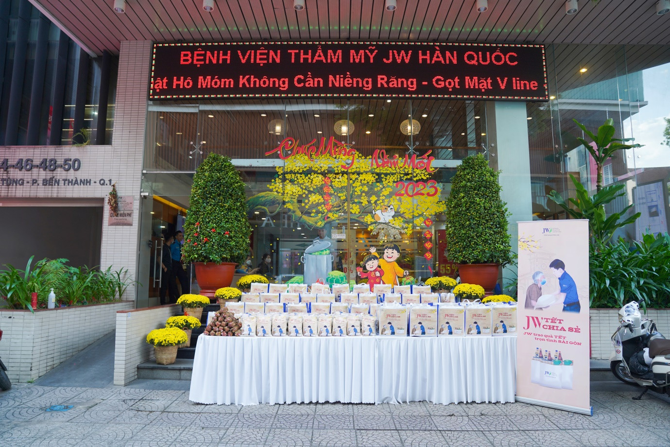 Hàng trăm phần quà tết được Bệnh viện JW chuẩn bị trao tay bà con khó khăn khắp Sài Gòn