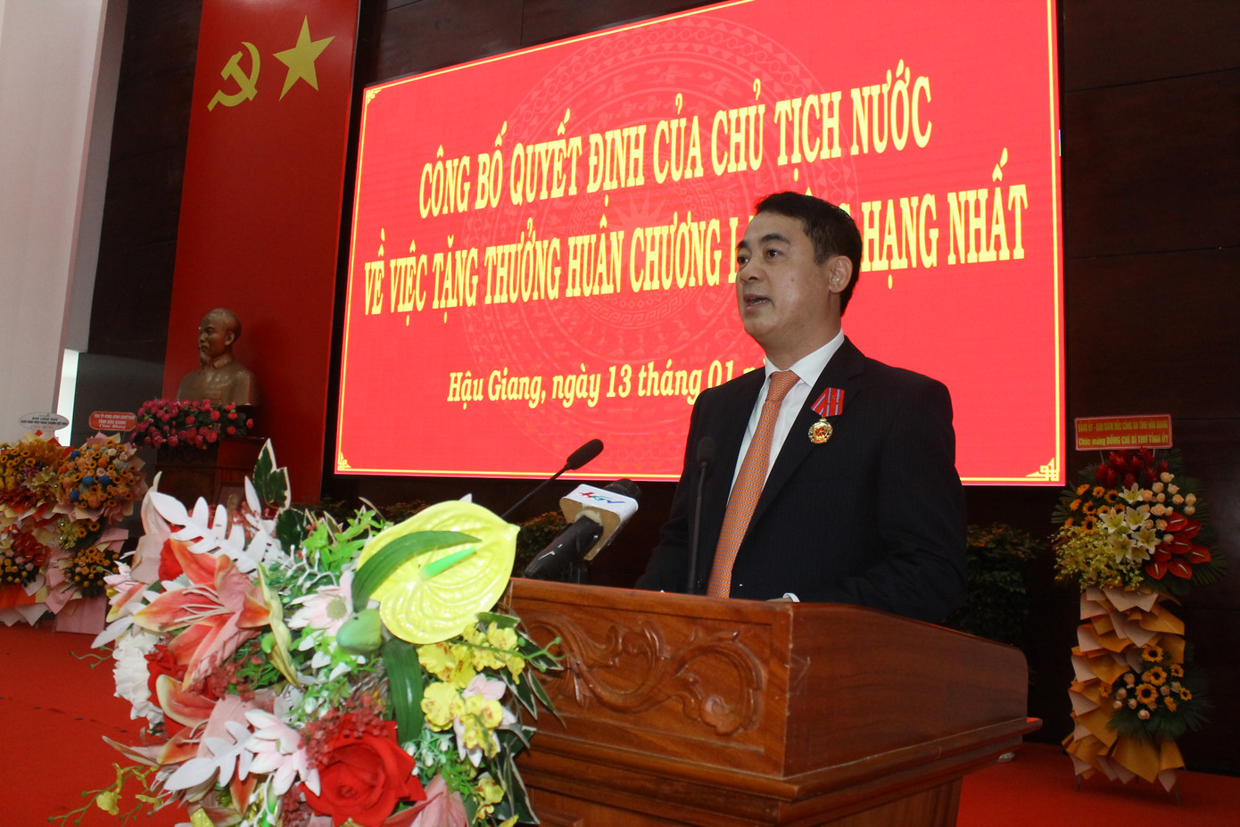 Bí thư Tỉnh ủy Hậu Giang Nghiêm Xuân Thành phát biểu cảm nghĩ sau khi nhận Huân chương Lao động hạng Nhất. Bí thư Tỉnh ủy Hậu Giang Nghiêm Xuân Thành phát biểu cảm nghĩ sau khi nhận Huân chương Lao động hạng Nhất.