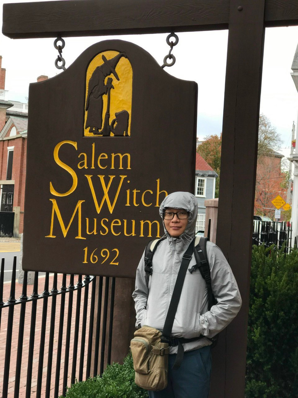 Dịch giả chụp ảnh kỷ niệm tại Thành phố Phù Thủy Salem, tiểu bang Massachusetts, Mỹ.