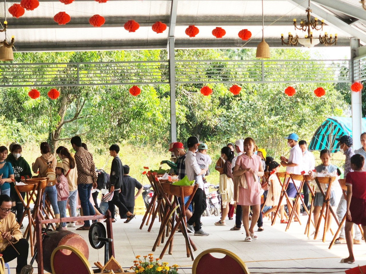 Khách tham quan hào hứng cùng Đại tiệc Buffet miễn phí