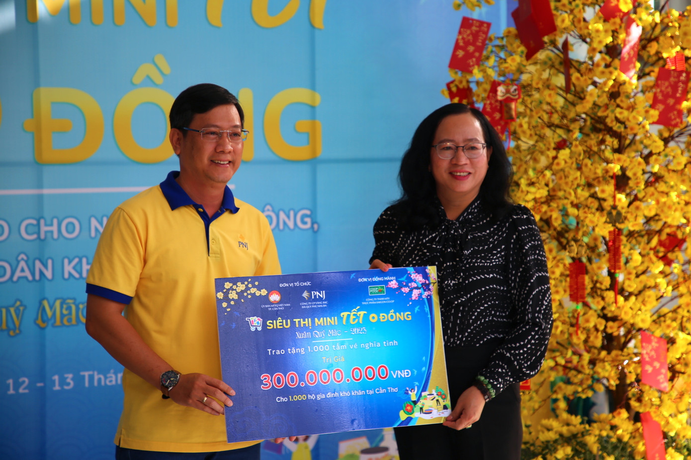 Ban tổ chức trao tặng kinh phí thực hiện “Siêu thị mini Tết 0 đồng”.