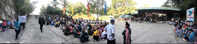 Du khách hít thở tiết trời mát mẻ trên lưng chừng Núi Cấm