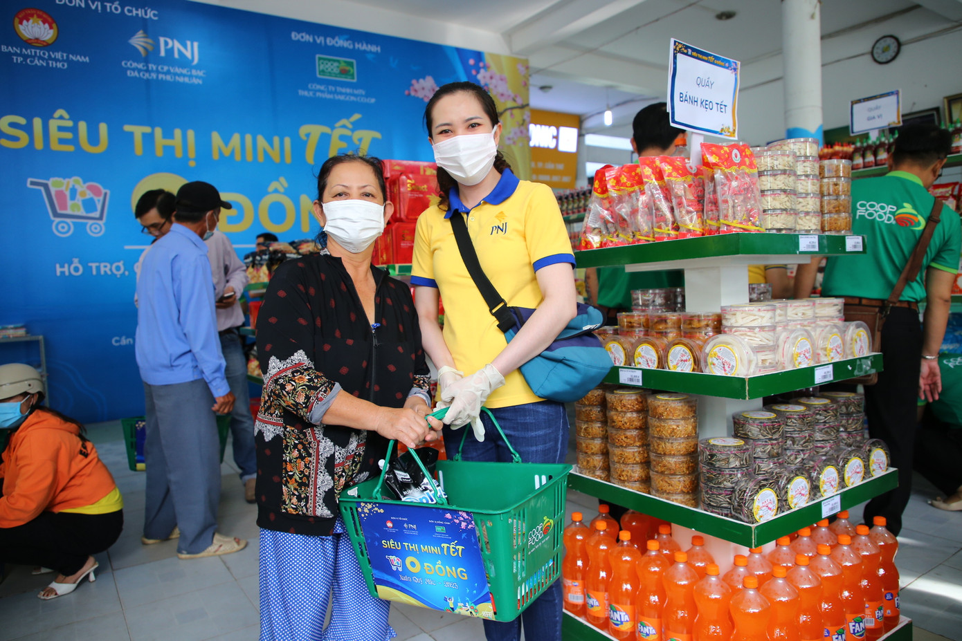 Người dân được mua sắm hoàn toàn miễn phí và được hỗ trợ chu đáo, nhiệt tình.