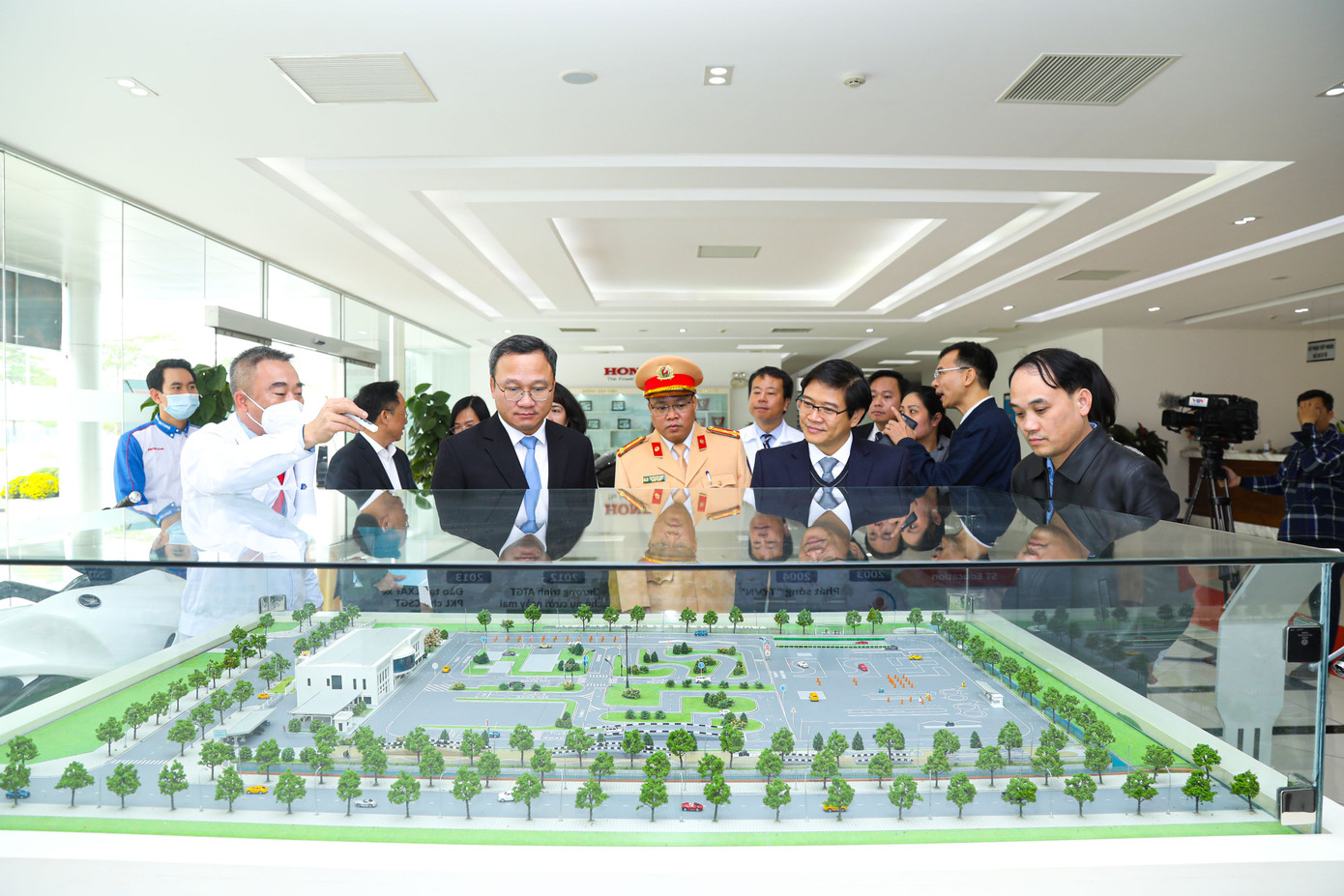 Các đại biểu thăm quan Trung tâm Đào tạo Lái xe an toàn của Honda Việt Nam