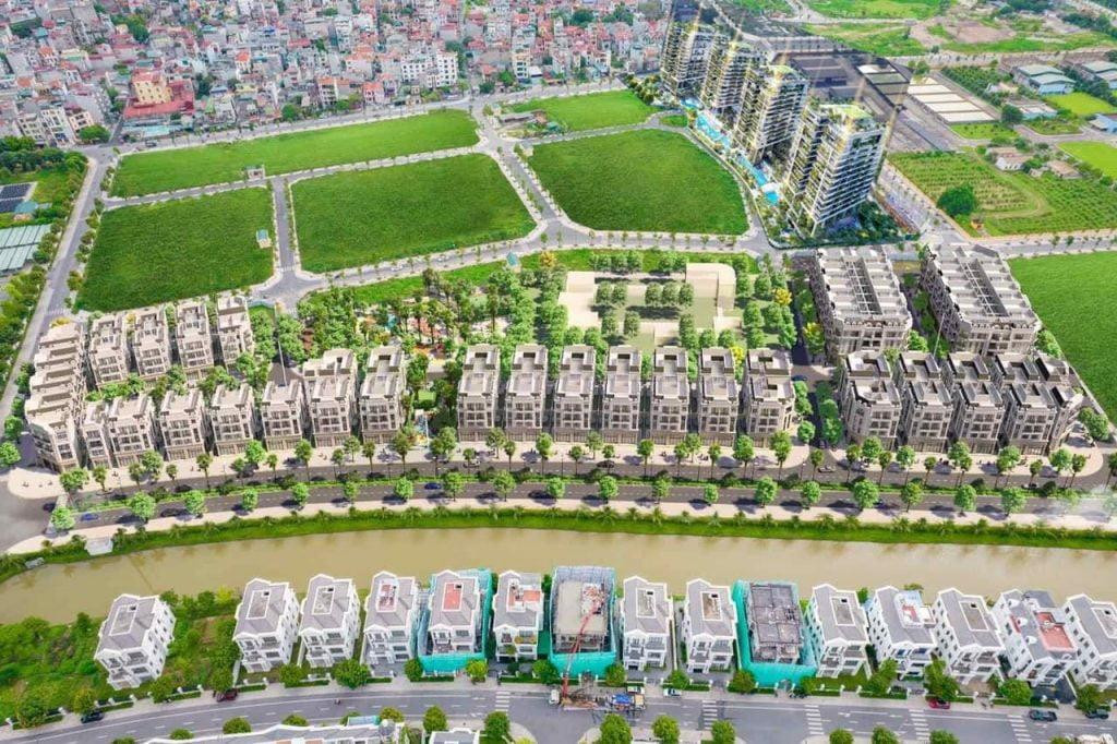 "Dòng tiền vào BĐS chưa bao giờ giảm. Tỷ trọng cho vay BĐS cho thấy, cho vay nhà ở tăng trưởng rất tốt và riêng cho vay nhà ở hiện nay chiếm 64%, khoảng 1,2 triệu tỷ đồng. Đặc biệt lượng tiền trái phiếu ra thị trường 9 tháng đầu năm, các doanh nghiệp BĐS phát hành 108 ngàn tỷ, chỉ đứng sau khối ngân hàng", ông Cấn Văn Lực, thành viên Hội đồng tư vấn Chính sách Tài chính- Tiền tệ quốc gia cho biết.