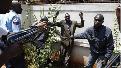 Các tay súng khám xét người dân trong khu vực Westgate. Ảnh: Getty Images