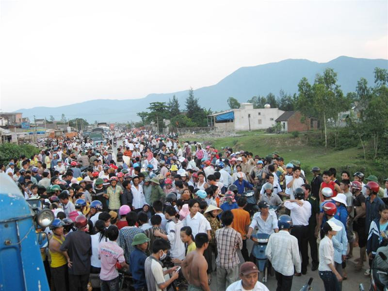 Tắc đường nhiều kilômét vì người dân hiếu kỳ